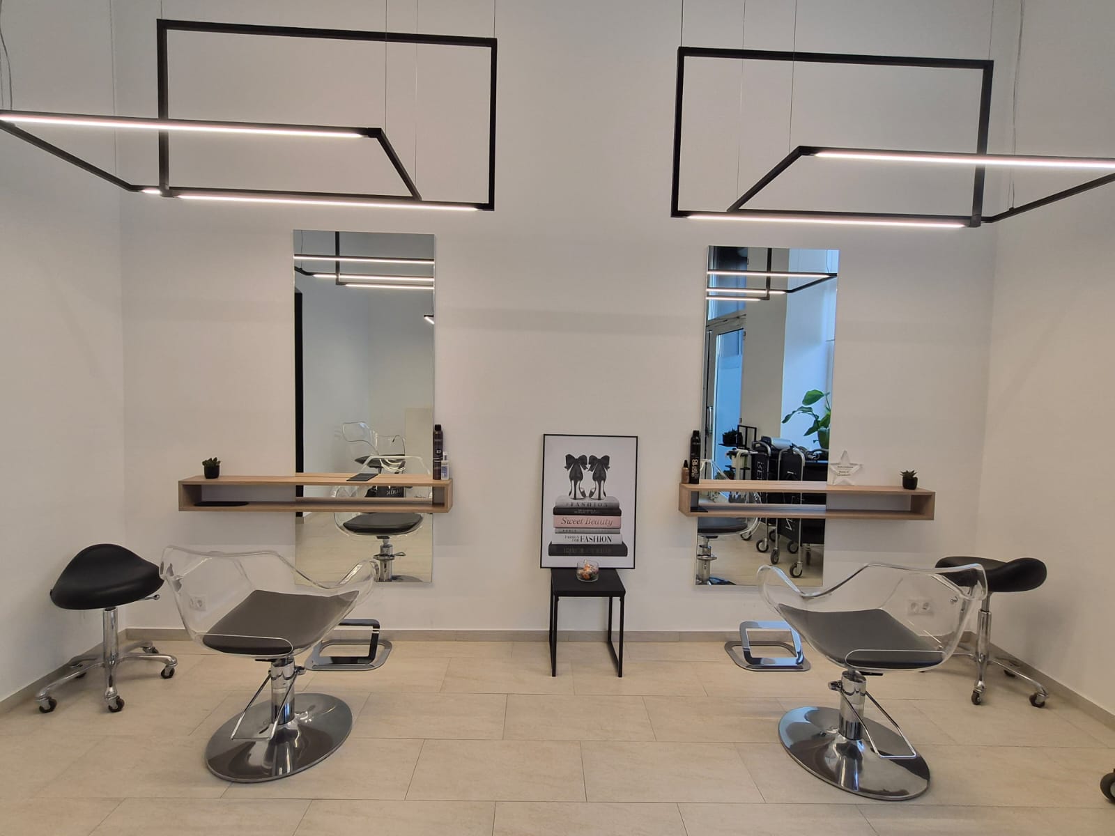 Stilvoller Salonbereich des Studios